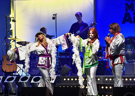"The Magic of ABBA Bandmitglieder bei einem Live-Auftritt mit Kostümen"